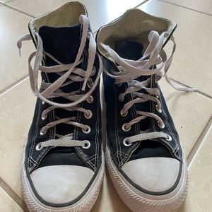 Chuck Taylor Converse shoe. Men or women’s shoe. Mens size 7, women’s 9